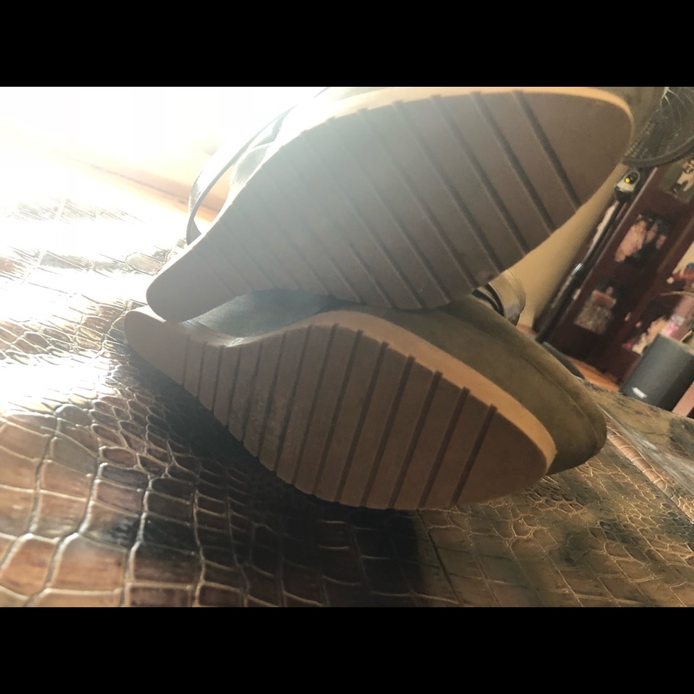 🌟SALE🌟Women’s platform Booties🌟 - Picture 4 of 5